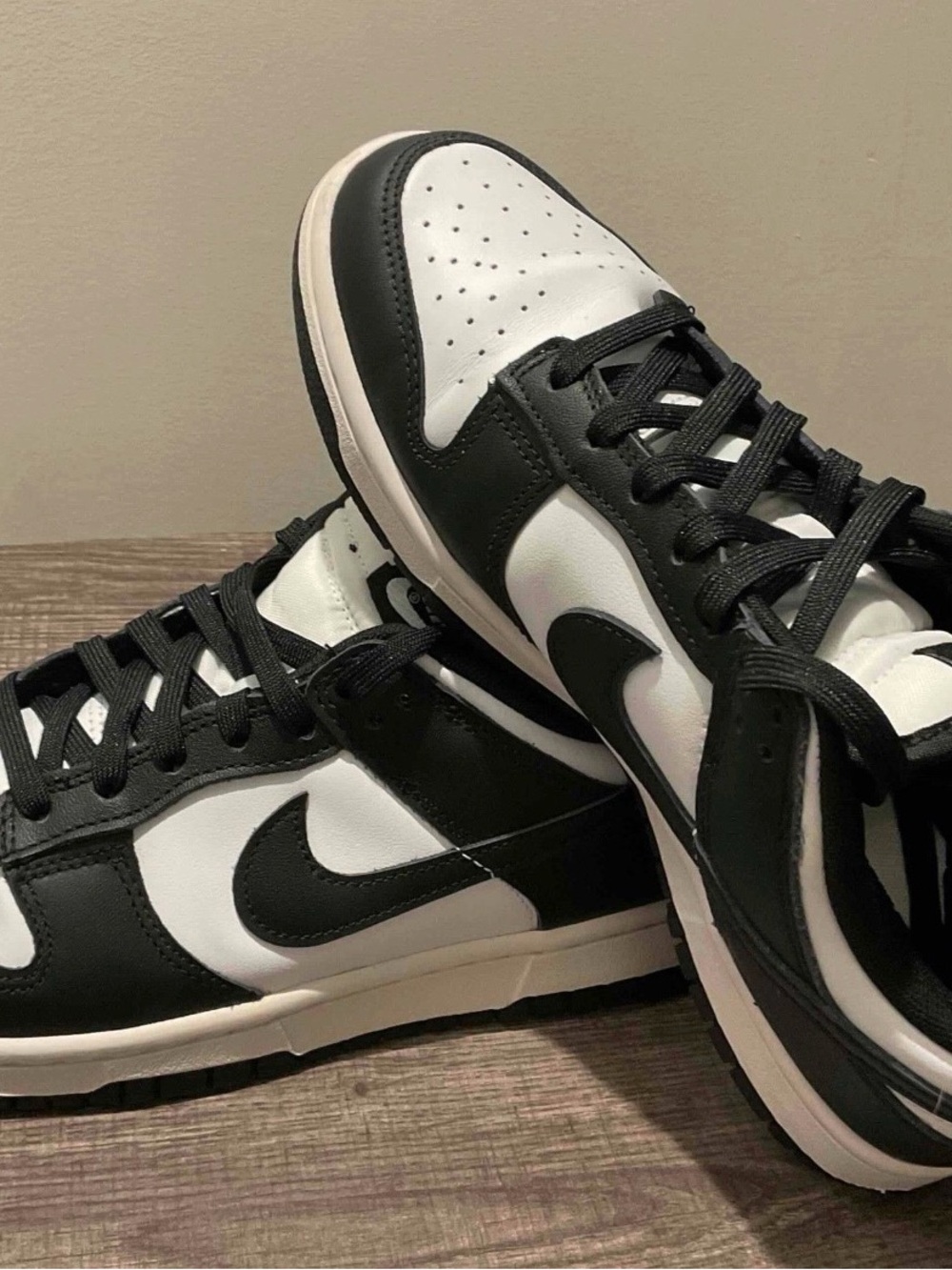 Nike Men's Black and White Low-Top Sneakers